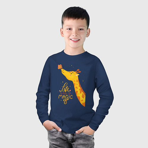 Детский лонгслив Пятнистые друзья - жираф и бабочка / Тёмно-синий – фото 3