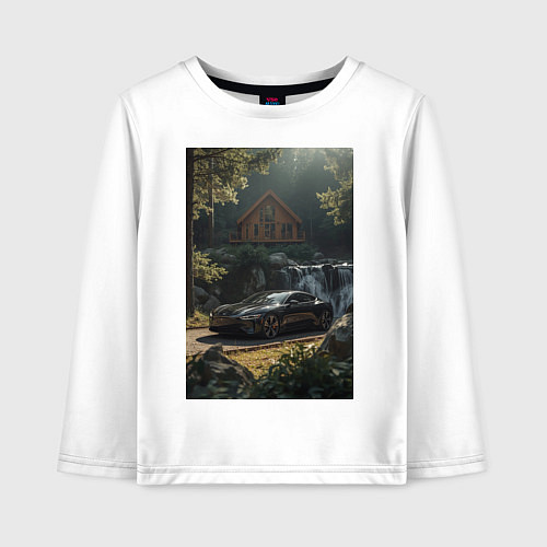 Детский лонгслив Черный суперкар возле коттеджа в лесу / Белый – фото 1