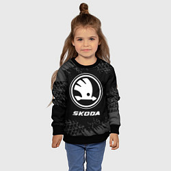 Свитшот детский Skoda speed на темном фоне со следами шин, цвет: 3D-черный — фото 2