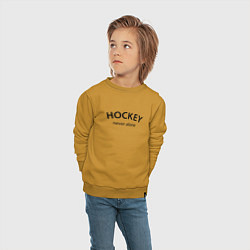 Свитшот хлопковый детский Hockey never alone - motto, цвет: горчичный — фото 2