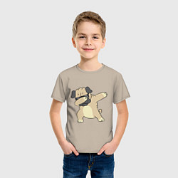 Футболка хлопковая детская Дэббинг мопс в чёрных очках - Dabbing dog, цвет: миндальный — фото 2