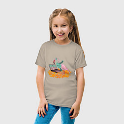 Футболка хлопковая детская Осенний фламинго с ноутбуком, мечты о лете, цвет: миндальный — фото 2