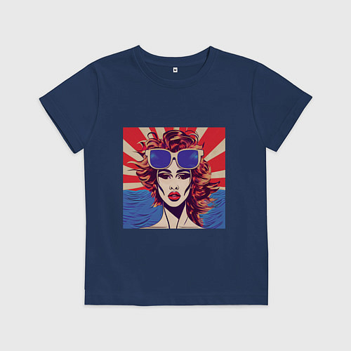 Детская футболка Девушка в солнечных очках на фоне океана в стиле п / Тёмно-синий – фото 1