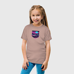 Футболка хлопковая детская Гоночная машина и пальмы в пурпурном свечении, цвет: пыльно-розовый — фото 2