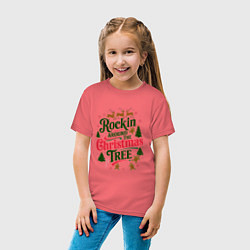 Футболка хлопковая детская Новогодняя атмосфера rockin around the christmas t, цвет: коралловый — фото 2