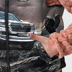Детский жилет Toyota Land Cruiser 200 среди скал, цвет: 3D-красный — фото 2