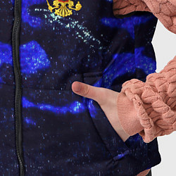 Детский жилет Синий потертый камуфляж и герб РФ, цвет: 3D-красный — фото 2