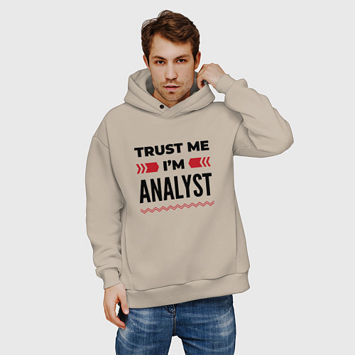 Мужское худи оверсайз Trust me - Im analyst / Миндальный – фото 3