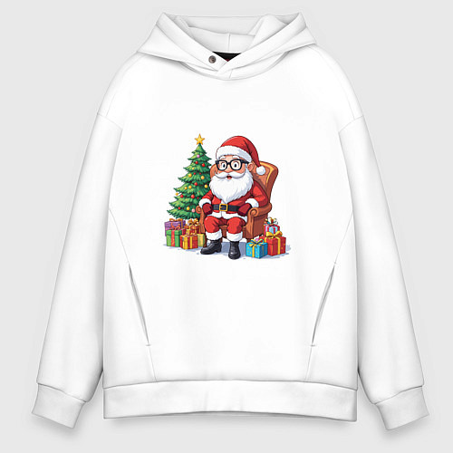 Мужское худи оверсайз Дед мороз сидит в кресле рядом с ёлкой / Белый – фото 1