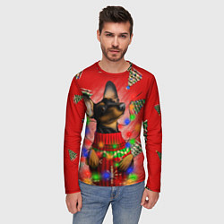 Лонгслив мужской Новогодняя такса на красном фоне с ёлками, цвет: 3D-принт — фото 2