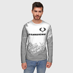 Лонгслив мужской SsangYong speed на светлом фоне со следами шин пос, цвет: 3D-принт — фото 2