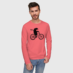 Лонгслив хлопковый мужской Ежик на велосипеде цвета коралловый — фото 2