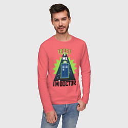 Лонгслив хлопковый мужской Trust me, i'm doctor who, цвет: коралловый — фото 2