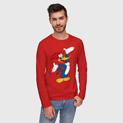 Лонгслив хлопковый мужской Дятел Вуди позирует, цвет: красный — фото 2