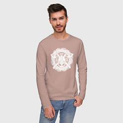 Лонгслив хлопковый мужской Руны, топоры и шлем, цвет: пыльно-розовый — фото 2