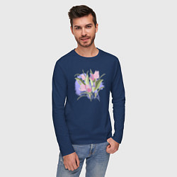 Лонгслив хлопковый мужской Нежные весенние тюльпаны, цвет: тёмно-синий — фото 2
