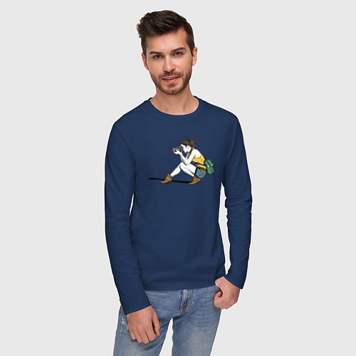 Мужской лонгслив Девушка фотограф за работой / Тёмно-синий – фото 3