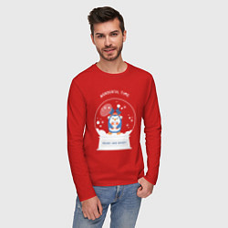 Лонгслив хлопковый мужской Пингвиненок в снежном шаре, цвет: красный — фото 2