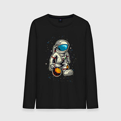 Лонгслив хлопковый мужской Космонавт играет планетой как мячом, цвет: черный