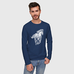 Лонгслив хлопковый мужской Белая лошадь скачет, цвет: тёмно-синий — фото 2