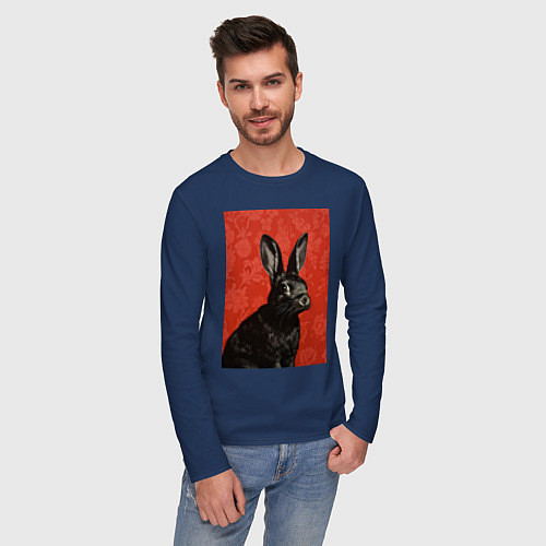 Мужской лонгслив Черный кролик на красном фоне / Тёмно-синий – фото 3