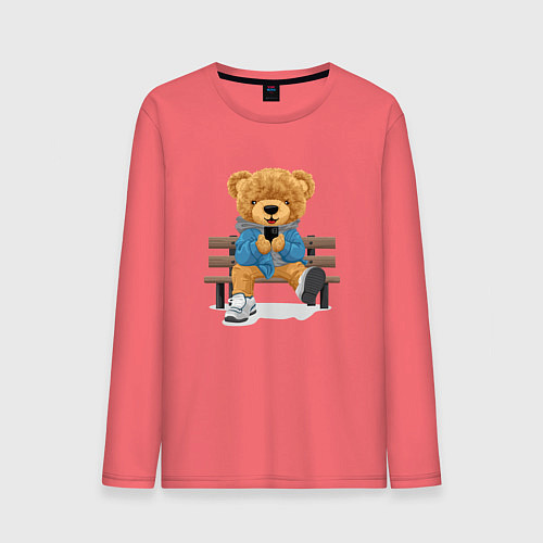 Мужской лонгслив Плюшевый медведь на скамейке / Коралловый – фото 1