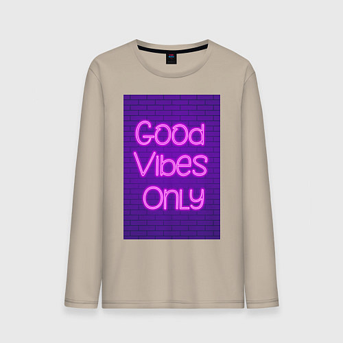 Мужской лонгслив Неоновая надпись good vibes only и кирпичная стена / Миндальный – фото 1