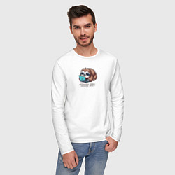 Лонгслив хлопковый мужской Ленивец уснул за ноутбуком, цвет: белый — фото 2