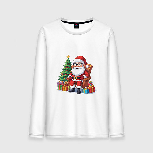 Мужской лонгслив Дед мороз сидит в кресле рядом с ёлкой / Белый – фото 1