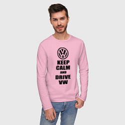 Лонгслив хлопковый мужской Keep Calm & Drive VW цвета светло-розовый — фото 2