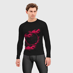 Рашгард мужской Черная дыра Красная туманность, цвет: 3D-принт — фото 2