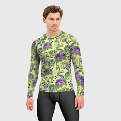 Рашгард мужской Фиолетовые цветы на зеленом фоне, цвет: 3D-принт — фото 2