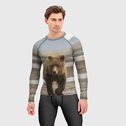 Рашгард мужской Медвежонок в аэропорту, цвет: 3D-принт — фото 2