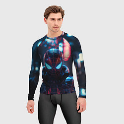 Рашгард мужской Человек-паук в вечернем городе, цвет: 3D-принт — фото 2