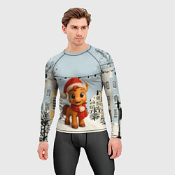 Рашгард мужской Милая новогодняя лошадка с шарфом, цвет: 3D-принт — фото 2