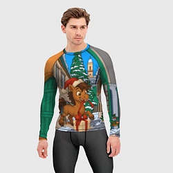 Рашгард мужской Лошадка распаковывает новогодний подарок, цвет: 3D-принт — фото 2