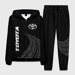 Мужской костюм Toyota speed на темном фоне со следами шин: надпис
