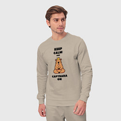 Костюм хлопковый мужской Забавная капибара в короне медитирует keep calm, цвет: миндальный — фото 2
