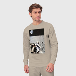 Костюм хлопковый мужской Енот на луне делает селфи, цвет: миндальный — фото 2