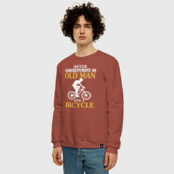 Свитшот хлопковый мужской Никогда не недооценивайте старика с велосипедом, цвет: кирпичный — фото 2