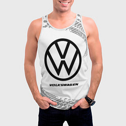 Майка-безрукавка мужская Volkswagen speed на светлом фоне со следами шин, цвет: 3D-белый — фото 2