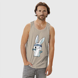 Майка мужская хлопок Прикольный зайчишка пауэрлифтер, цвет: миндальный — фото 2