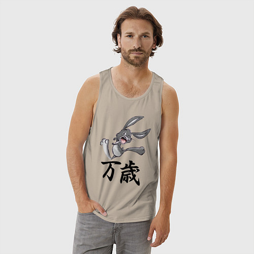 Мужская майка Шальной заяц кричит банзай / Миндальный – фото 3