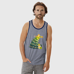 Майка мужская хлопок Рыжий кот на ёлке и гирляндами и звездой подарки, цвет: синяя тельняшка — фото 2