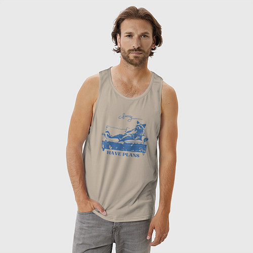 Мужская майка Енот лежит на диване и чилит / Миндальный – фото 3