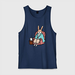 Майка мужская хлопок Заяц согревается с чашкой чая, цвет: тёмно-синий