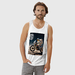 Майка мужская хлопок Космонавт ездит на мотоцикле по Луне, цвет: белый — фото 2