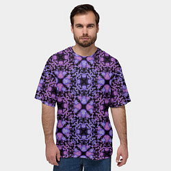 Футболка оверсайз мужская Розово-фиолетовый цветочный орнамент на черном, цвет: 3D-принт — фото 2