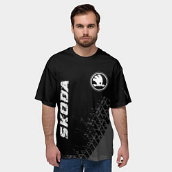 Футболка оверсайз мужская Skoda speed на темном фоне со следами шин: символ, цвет: 3D-принт — фото 2