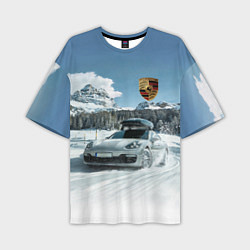 Мужская футболка оверсайз Porsche on a mountain winter road